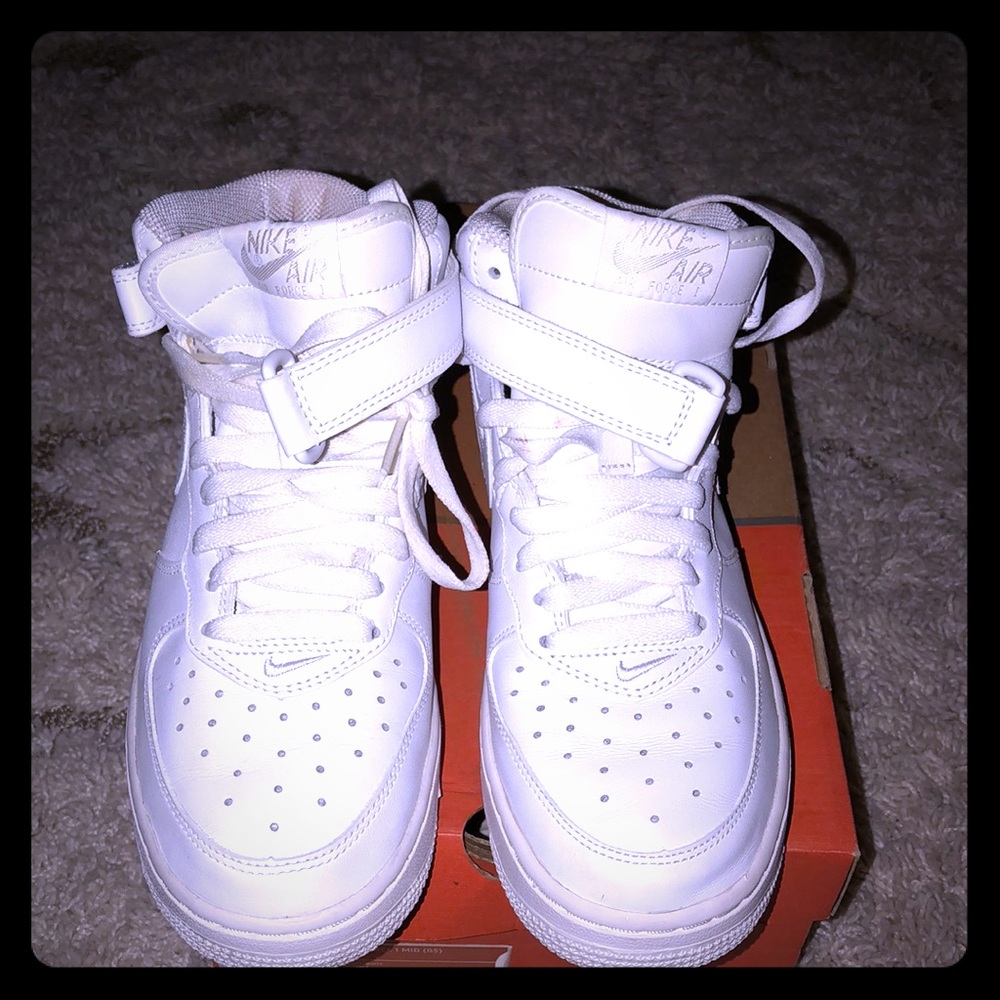 Nike Uptown’s Air Force 1s white